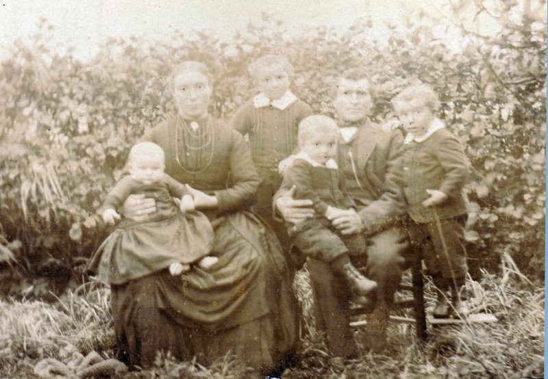 vlnrfrouke18901968barberdevries18631943pieterharm18841930geert18881958janboerma18371912jacobus18861964steendamomstreeks1892.jpg