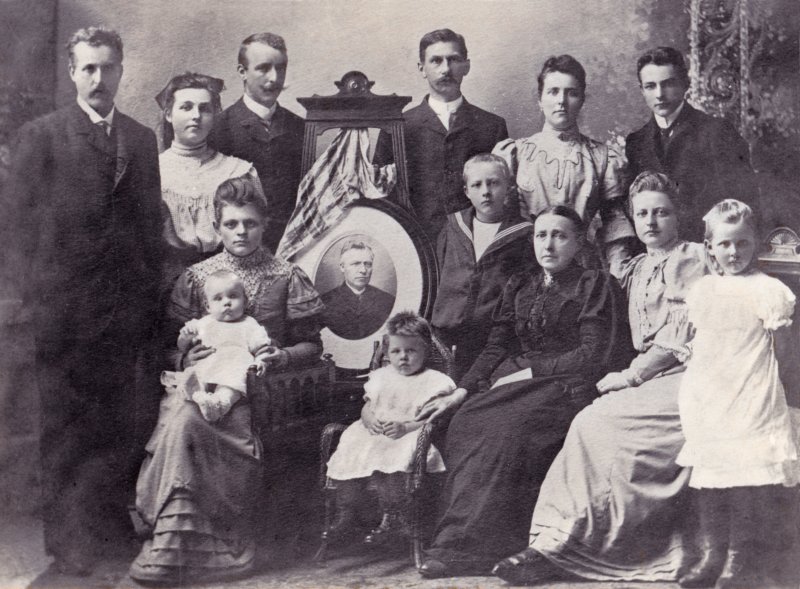 hinderikabrouwer18501918enwijlenedzohommeshuisman18441896methunkinderenenkleinkinderenomstreeks1907.jpg