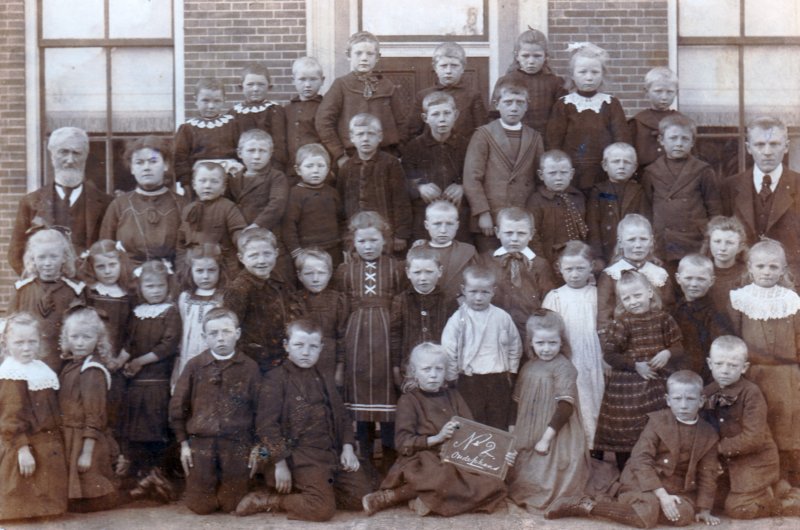 schoolfoto1913oudeschansjuffrouwdethmersvanderm.jpg
